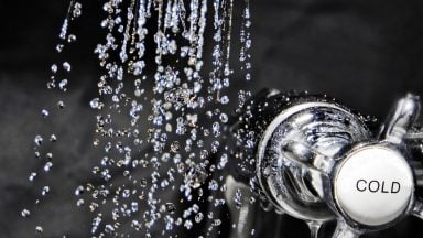 دوش گرفتن با آب سرد