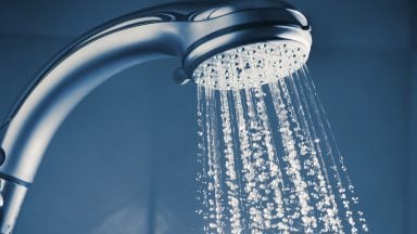 دوش گرفتن در شب یا صبح؟