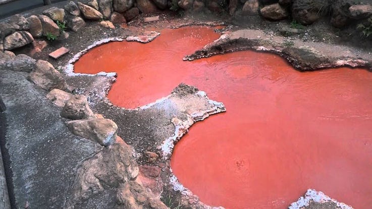 چشمه‌های آب گرم قرمز در ژاپن