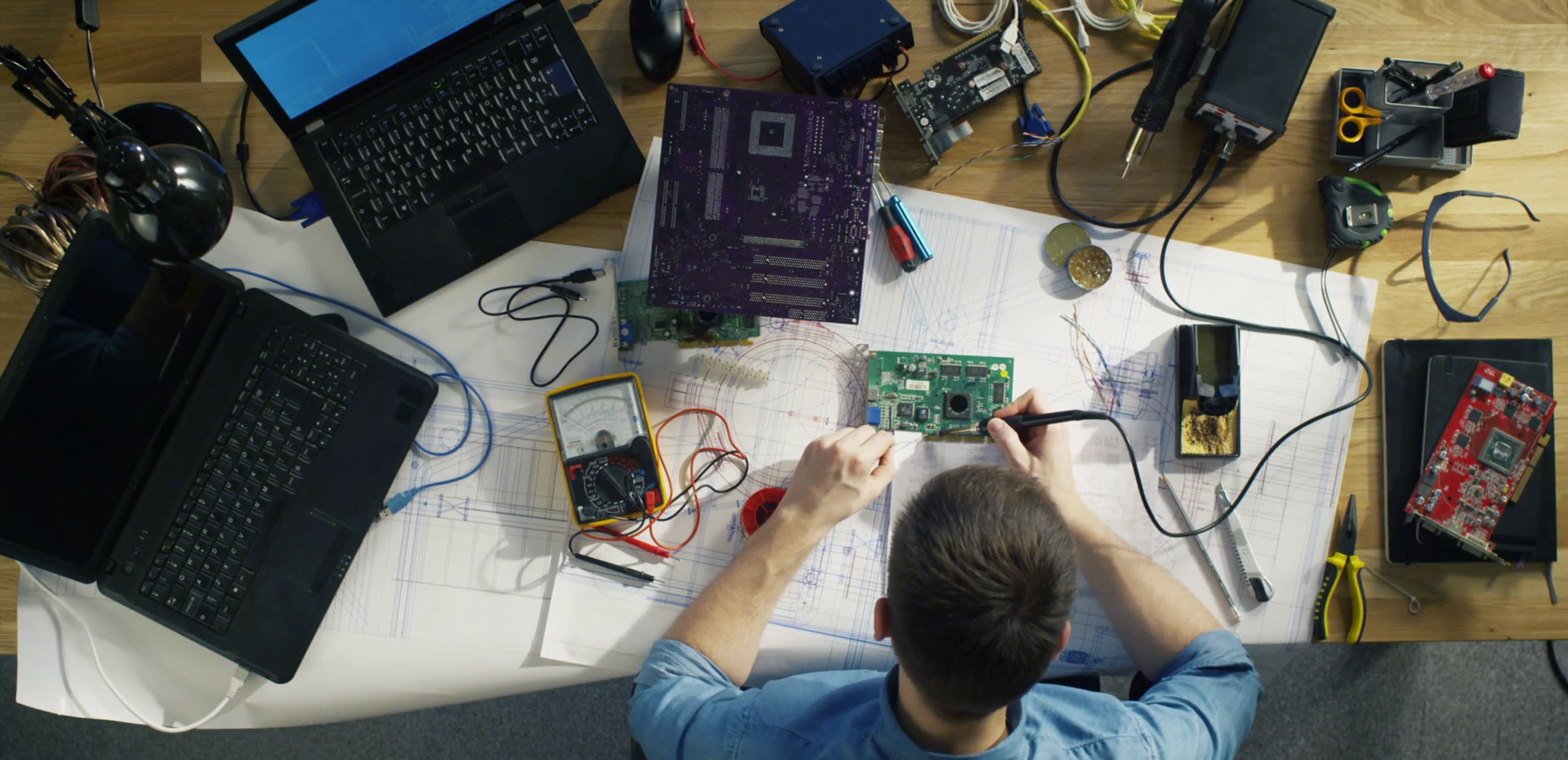 سروسامان دادن به کابلهای روی میز