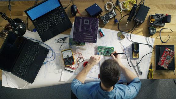 سروسامان دادن به کابلهای روی میز