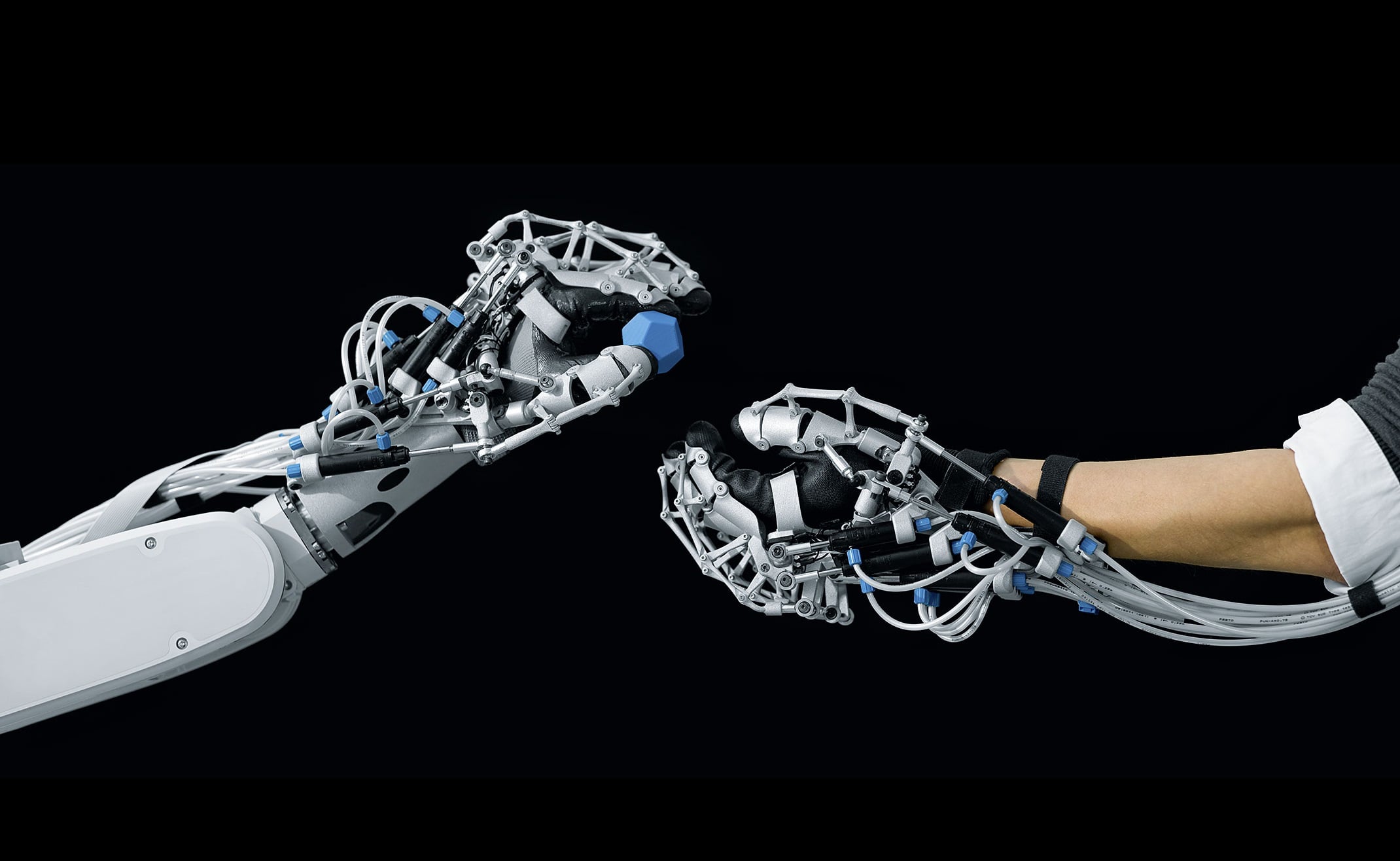 Управляемая рука. Бионический экзоскелет. Festo EXOHAND. Festo Bionic. Festo Робопаук.