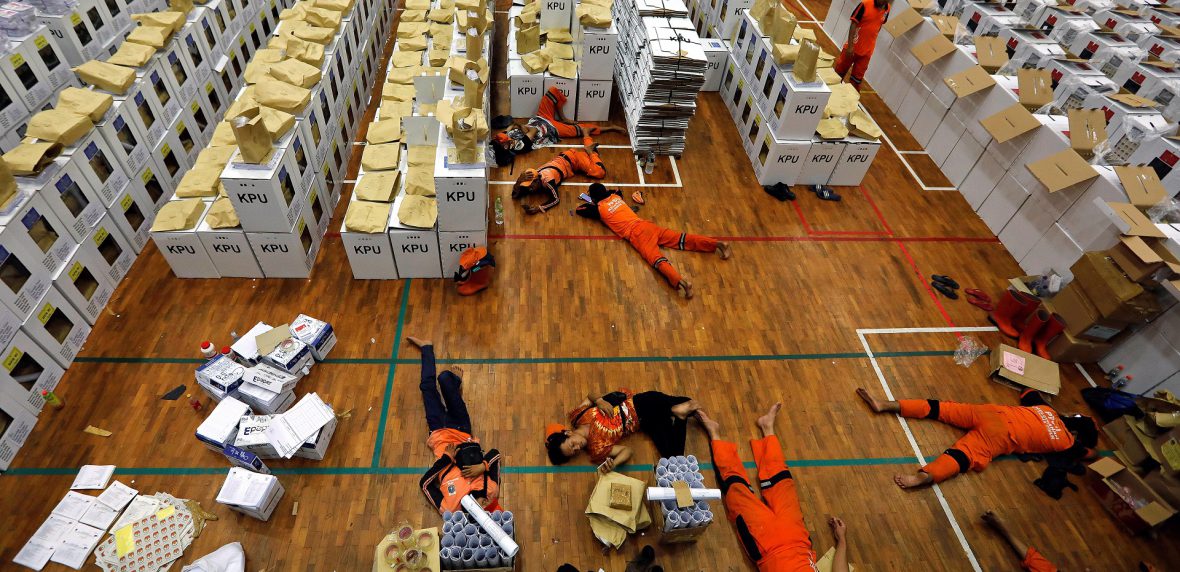 انتخابات اندونزی و مرگ بیش از 300 نفر در این راه