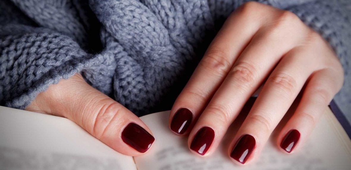 زدن لاک ناخن