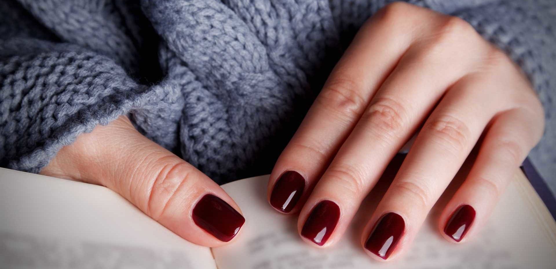 زدن لاک ناخن