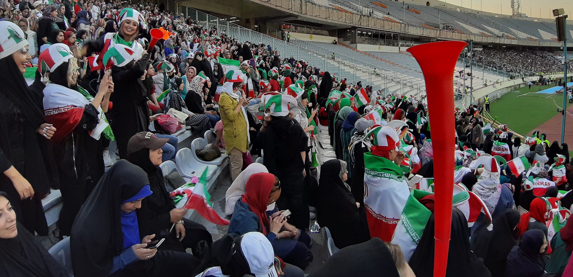 اولین حضور زنان در ورزشگاه آزادی