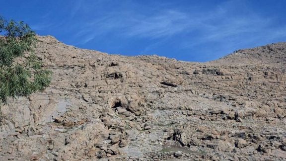 کشف دهها غار و پناهگاه صخرهای