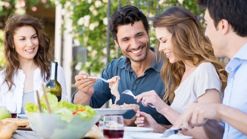 15 ترفند صرفهجویی در هزینهها - 9. آهستهتر بخورید