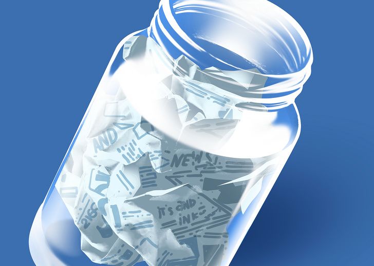 7. خلاص شدن از بوی بد ظرف‌های پلاستیکی و شیشه‌ای به کمک روزنامه