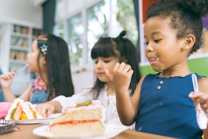 15 باور رایج اشتباه در زندگی - 7. مصرف قند در کودکان باعث بروز بیش فعالی در آن‌ها می‌شود