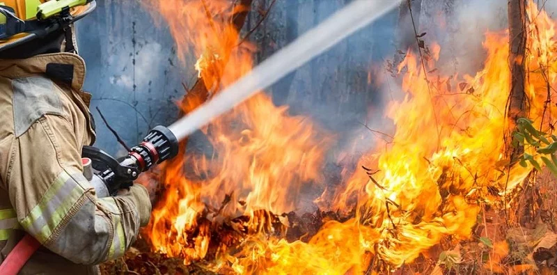 20 دانش عمومی از سراسر جهان - 5. آتش‌نشانان می‌توانند آب را مرطوب‌تر و اثر آن را قوی‌تر کنند.
