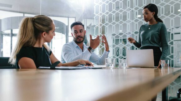 سوالات اشتباه برای آغاز گفتگو در یک جلسه کاری