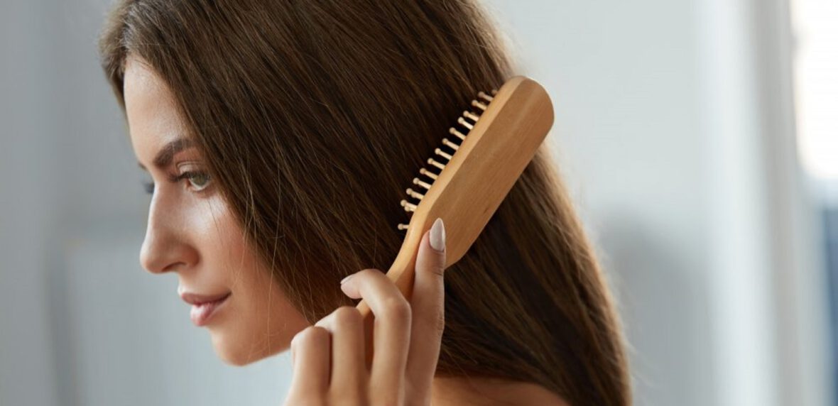 شانه زدن موها