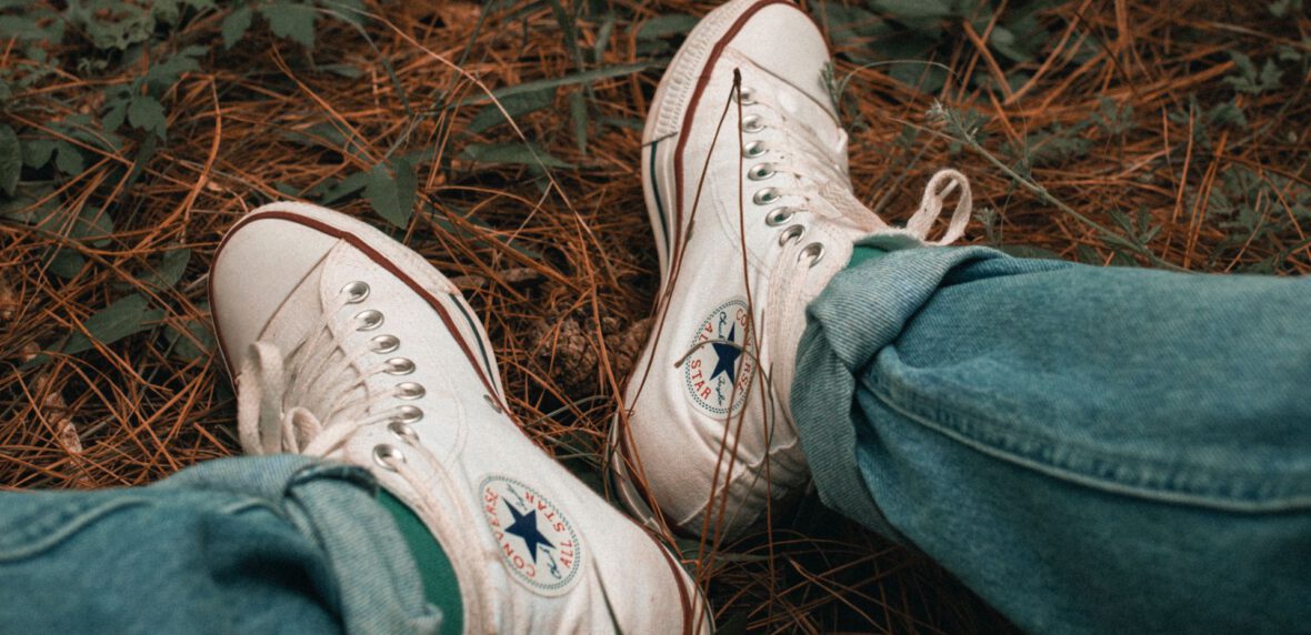 8 ترفند سفید کردن کفش با محصولات خانگی