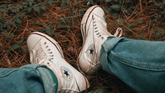 8 ترفند سفید کردن کفش با محصولات خانگی