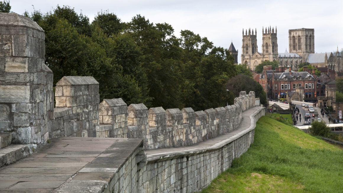 راهنمای محلی یورک - 2. به بازدید قلعه‌ها و دیوارهای عظیم تاریخی بروید