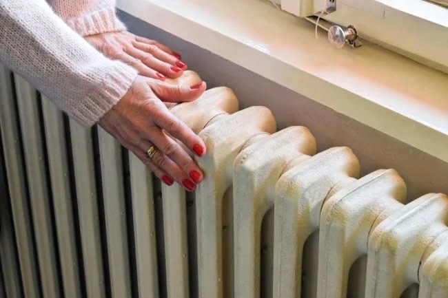 ترفندهای افزایش رطوبت محیط در یک خانه خشک - قرار دادن ظرف پر شده از آب روی رادیاتور