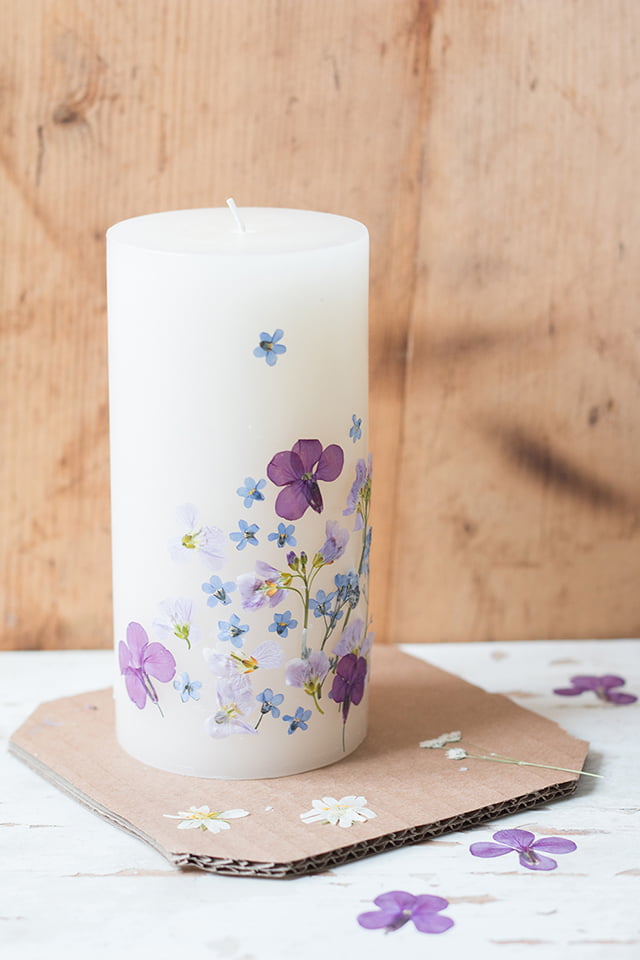 15 ایده ساخت و تزیین شمع در خانه - 14. شمع با گل‌های طبیعی