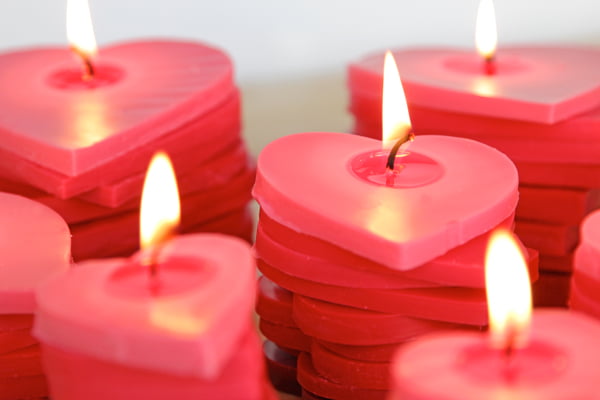 15 ایده ساخت و تزیین شمع در خانه - 3. شمع قلب عاشقانه