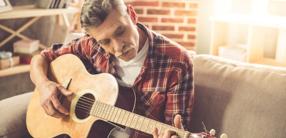 نواختن یک ساز موسیقی