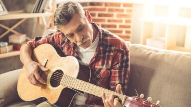 نواختن یک ساز موسیقی