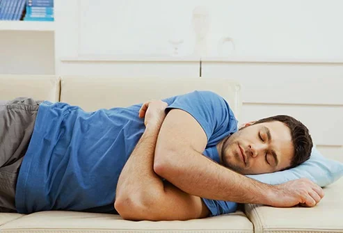 7. روی تشک طبی و سفت بخوابید