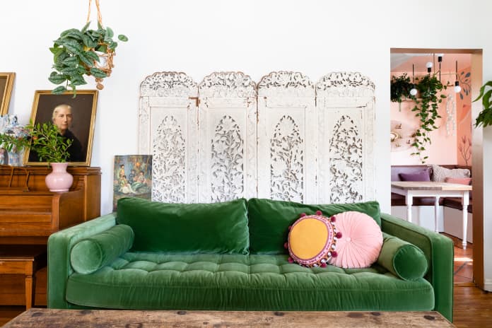 7 روش خلاقانه برای چیدمان فضای بالای کاناپه در اتاق نشیمن