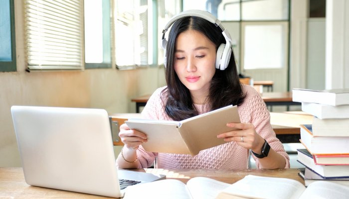 8 فایده برجسته گوش دادن به موسیقی هنگام مطالعه و تاثیرات مثبت آن روی یادگیری