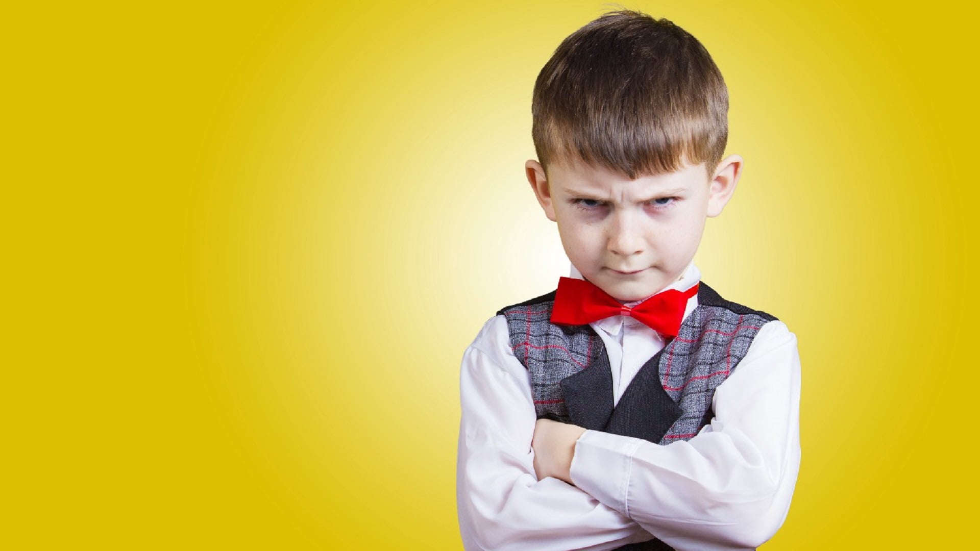 Маленький капризный мальчик. Озорной мальчик. Надутый ребенок. Упрямство ребенка. Ребенок мальчик.