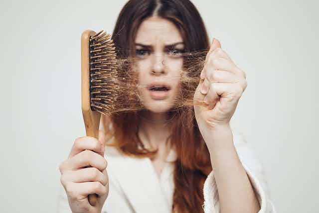 نشانه ابتلا به کرونا: ریزش مو 