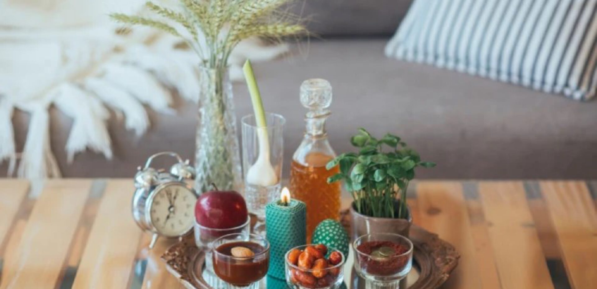 بهترین چیدمان برای سفره هفت سین 1403 ( از انتخاب ظروف هفت سین تا معرفی نماد های آن )