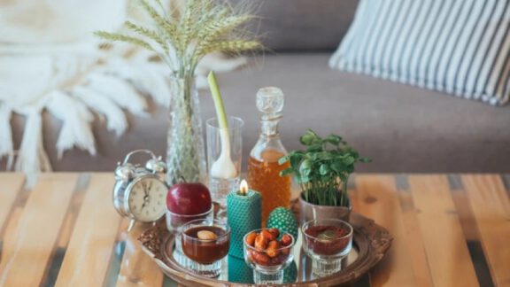 بهترین چیدمان برای سفره هفت سین 1403 ( از انتخاب ظروف هفت سین تا معرفی نماد های آن )