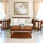 بهترین مبل برای جهیزیه عروس | انتخابی شیک، کاربردی و ماندگار انتخاب بهترین مبل برای جهیزیه عروس یکی از مهم‌ترین بخش‌های چیدمان خانه‌ تازه‌عروس‌هاست؛ انتخابی که نه‌تنها زیبایی سالن پذیرایی را تعیین می‌کند، بلکه شخصیت و سلیقه‌ی زوج جوان را هم به نمایش می‌گذارد. مبل، قلب دکوراسیون خانه است؛ جایی که مهمان‌ها اولین نگاهشان را به آن می‌اندازند و خودِ عروس و داماد بیشترین زمان را در آن می‌گذرانند. به همین دلیل، انتخاب یک مبل مناسب چه کلاسیک، چه مدرن و چه سلطنتی باید با دقت، شناخت و توجه به سبک زندگی انجام شود. وقتی صحبت از جهیزیه می‌شود، ملاک تنها زیبایی نیست؛ دوام، کیفیت، رنگ‌بندی هماهنگ و راحتی واقعی همه جزئیاتی هستند که بهترین مبل جهیزیه را از مدل‌های معمولی متمایز می‌کنند. اگر درست انتخاب شود، یک دست مبل خوب می‌تواند سال‌ها بدون افت کیفیت در کنار عروس و داماد باقی بماند و بخشی از خاطرات شیرین زندگی مشترک آنها باشد. کدام سبک مبل برای جهیزیه عروس مناسب است؟ یکی از مهم‌ترین نکات در راهنمای خرید جهیزیه عروس، انتخاب مدل مناسب مبل است. برای این کار باید ابتدا سبک دکوراسیون خانه را مشخص کنید تا بتوانید مبلمانی هماهنگ با آن انتخاب کنید. در ادامه، سه مدل پرطرفدار مبل را معرفی می‌کنیم تا به شما در انتخاب بهتر کمک کنیم. مبل استیل عروس؛ انتخابی مجلل و ماندگار اگر به دنبال مبلی باشکوه و تشریفاتی هستید، مبل استیل یا همان سلطنتی یکی از انتخاب‌های محبوب برای جهیزیه عروس محسوب می‌شود. این مدل با استفاده از چوب فراوان و منبت‌کاری‌های دقیق تولید می‌شود و به همین دلیل: • ظاهری لوکس و چشمگیر دارد • دوام بالایی ارائه می‌دهد • تا سال‌ها بدون افت کیفیت باقی می‌ماند البته باید به این نکته هم توجه داشت که مبل استیل قیمت بالاتری نسبت به سایر مدل‌ها دارد و به دلیل ابعاد بزرگ‌تر، برای خانه‌های کوچک مناسب نیست. همچنین سطح راحتی آن نسبت به مبل راحتی کمتر است. اما اگر فضای کافی دارید و زیبایی مجلسی برایتان اولویت است، مبل استیل بهترین انتخاب خواهد بود. مبل ال عروس؛ مناسب فضاهای کوچک و دکوراسیون مدرن مبل‌های L شکل از ترندهای محبوب جهیزیه عروس به حساب می‌آیند. این مدل‌ها با طراحی هوشمندانه، فضای کمی اشغال می‌کنند و در عین حال ظرفیت نشیمن بالایی دارند. اگر فضای سالن کوچک است یا دکوراسیون خانه مدرن و مینیمال طراحی شده، مبل ال بهترین گزینه محسوب می‌شود. ویژگی‌های جذاب مبل ال برای جهیزیه: • استفاده بهینه از فضا • راحتی فوق‌العاده در استراحت روزانه • تنوع بالا در رنگ و پارچه • قابلیت چیدمان در گوشه سالن مبل راحتی عروس؛ محبوب، اقتصادی و همیشه کاربردی برای بیشتر زوج‌های جوان، مبل راحتی جدید بهترین انتخاب جهیزیه است. طراحی جمع‌وجور، نرمی و راحتی بالا و هماهنگی با دکورهای مدرن باعث شده این مدل یکی از پردرخواست‌ترین گزینه‌ها برای خانه‌های امروزی باشد.اگر متراژ خانه کم است، مبل راحتی علاوه بر راحتی، باعث می‌شود فضا بازتر و دلبازتر دیده شود. مزیت مهم دیگر آن قیمت مناسب‌تر نسبت به مبل استیل و حتی برخی مدل‌های کلاسیک است. مبل ترکیبی عروس؛ تلفیقی از راحتی و زیبایی برخی خانواده‌ها ترجیح می‌دهند پذیرایی خانه ترکیبی از مبل راحتی و نیم‌ست مجلسی باشد. این سبک چیدمان علاوه بر زیبایی، نیازهای روزمره و مهمانی‌ها را هم به‌خوبی پوشش می‌دهد. مبل ترکیبی برای عروس‌هایی که به‌دنبال دکور خاص و متفاوت هستند، گزینه‌ای هوشمندانه محسوب می‌شود. مبل کلاسیک عروس؛ ظریف، شیک و مناسب خانه‌های متوسط اگر به دنبال مدلی بین استیل و راحتی هستید، مبل کلاسیک دقیقاً همان انتخاب طلایی شماست. این مدل با چوب کمتر اما طراحی هنرمندانه ساخته می‌شود و ظاهری شیک‌تر و جمع‌وجورتر از مبل استیل دارد.پیشنهاد می‌شود برای خانه‌هایی با فضای متوسط، سراغ مدل‌هایی بروید که چوب‌کاری ظریف‌تر و طراحی مینیمال‌تری دارند. در سال‌های اخیر مبل کلاسیک ترکیه‌ای با ترکیب پارچه مخمل، چرم و کوسن‌های رنگی، محبوبیت زیادی پیدا کرده و جلوه‌ای متفاوت به دکوراسیون جهیزیه می‌دهد. چه معیارهایی در انتخاب مبل جهیزیه عروس مهم است؟ در انتخاب مبل جهیزیه عروس همه چیز از یک نکته کوچک شروع می‌شود: سلیقه و سبک زندگی زوجی که می‌خواهند خانه‌ای تازه بسازند. از دوام چوب و کیفیت دوخت گرفته تا راحتی نشیمن و هماهنگی با دکوراسیون، هر جزئیات می‌تواند روی زیبایی و ماندگاری جهیزیه تأثیر بگذارد. زمانی که این معیارها را درست انتخاب کنید، مبل فقط یک وسیله نیست؛ تبدیل می‌شود به قلب خانه‌ای که قرار است سال‌ها در آن خاطره بسازید. راحتی یا زیبایی ؟ برای شما کدام اهمیت دارد؟ پس از مشخص شدن سبک دکوراسیون، مهم‌ترین مرحله تصمیم‌گیری بین راحتی مبل و زیبایی ظاهر آن است. در واقع باید ببینید هدف اصلی شما از خرید مبل چیست. اگر می‌خواهید فضای پذیرایی جلوه‌ای شیک، تشریفاتی و چشمگیر داشته باشد، قطعاً مدل‌هایی مثل مبل استیل یا مبل کلاسیک انتخاب‌های مناسب‌تری هستند. این مبل‌ها ظاهری زیبا، رسمی و باوقار دارند و برای خانه‌هایی با پذیرایی بزرگ ایده‌آل‌اند. حتی برخی مدل‌های راحتی با طراحی شبه‌استیل نیز می‌توانند ترکیبی جذاب از زیبایی و سادگی ارائه دهند. اما اگر اولویت اصلی شما استفاده روزمره و راحتی نشیمن است، پیشنهاد می‌شود تمرکزتان را روی مبل‌های راحتی بگذارید. مدل‌هایی مثل مبل ال یا مبل تختخواب‌شو برای خانواده‌های جوان و فضاهای مدرن بهترین جواب را می‌دهند. مبل ال با چیدمان صحیح می‌تواند فضایی منظم، کاربردی و در عین حال شیک ایجاد کند. در نهایت این شما هستید که باید تصمیم بگیرید خانه‌تان بیشتر به زیبایی نیاز دارد یا راحتی یا شاید ترکیبی از هر دو. بهترین رنگ مبلمان جهیزیه عروس وقتی معیارهای انتخاب مبل را بهتر شناختید، انتخاب رنگ مناسب ساده‌تر خواهد بود. معمولاً برای جهیزیه عروس، رنگ‌های خنثی محبوب‌ترین گزینه‌ها محسوب می‌شوند؛ زیرا با اکثر سبک‌های دکوراسیون سازگارند. رنگ‌هایی مانند طوسی، کرم، شیری، فیلی، خاکی و بژ همیشه ظاهر شیک و آرامش‌بخشی ایجاد می‌کنند.اگر فضای خانه کوچک، کم‌نور یا شلوغ است، رنگ‌های روشن کمک می‌کنند سالن بزرگ‌تر و خلوت‌تر دیده شود. برای خانه‌های بزرگ‌تر دستتان در انتخاب رنگ بازتر است؛ اما همچنان رنگ‌های ملایم مثل آبی روشن، سبز کمرنگ و نسکافه‌ای جلوه‌ای دلنشین‌تر می‌سازند.نکته مهم این است که نیازی نیست رنگ مبل دقیقاً با تک‌تک وسایل خانه همسان باشد. گاهی ترکیب رنگ‌های متضاد باعث خلق فضایی سرزنده و جذاب می‌شود. همچنین استفاده از کوسن‌های طرح‌دار یا رنگی می‌تواند ظاهر مبلمان جهیزیه را بسیار چشمگیرتر کند و حال‌وهوای فضای نشیمن را تغییر دهد. هماهنگی مبلمان جهیزیه با وسایل دکوری؛ راز یک چیدمان حرفه‌ای خانهٔ نوعروس همیشه به‌دلیل نو بودن وسایل، جذابیت خاصی دارد؛ اما اگر رنگ مبلمان و وسایل دکوری با‌ هم هماهنگ باشند، این جذابیت چند برابر می‌شود. هارمونی میان رنگ مبلمان با کفپوش، فرش، پرده و میزهای دکوری باعث ایجاد نظم بصری و حس آرامش می‌شود. اگر ست کردن کامل رنگ‌ها باب میل شما نیست، می‌توانید از رنگ‌های هم‌طیف و نزدیک به یکدیگر استفاده کنید. ترکیباتی مانند کرم، فیلی، نسکافه‌ای، شتری و نباتی همیشه چیدمانی متعادل و گرم ایجاد می‌کنند. از طرفی، اگر به دنبال جلوه‌ای چشمگیر هستید، ترکیب رنگ‌های متضاد—مثلاً طوسی و خردلی یا کرم و سبز زمردی—نیز انتخاب‌های جذابی هستند. توجه به همین جزئیات ساده می‌تواند جهیزیه شما را بسیار حرفه‌ای‌تر و متفاوت‌تر نشان دهد. اهمیت انتخاب مبل با توجه به متراژ نشیمن یکی از مهم‌ترین فاکتورها در خرید مبل جهیزیه، توجه به متراژ فضای نشیمن است. در خانه‌های بزرگ، انتخاب تقریباً آزاد است و می‌توانید از مبل‌های استیل، کلاسیک، راحتی یا ترکیبی استفاده کنید. اما در خانه‌های کوچک، انتخاب باید دقیق‌تر باشد.در فضاهای کوچک، مبل‌های حجیم و سلطنتی نه‌تنها جاگیر هستند، بلکه فضای نشیمن را شلوغ و تنگ جلوه می‌دهند. در چنین شرایطی، بهترین انتخاب مبل ال، مبل راحتی کم‌جا یا مدل‌های ماژولار است. این مدل‌ها هم کاربردی‌اند و هم به‌راحتی در چیدمان‌های کوچک جا می‌گیرند و فضای خانه را دلبازتر نشان می‌دهند. چگونه بودجه مناسب برای خرید مبل جهیزیه تعیین کنیم؟ پیش از تصمیم‌گیری نهایی، تعیین بودجه یک مرحله کاملاً ضروری است. بررسی حدود قیمت انواع مبلمان و شناخت بهترین زمان خرید مبل با تخفیف کمک می‌کند بدون استرس و تحت تأثیر حرف فروشندگان، خریدی منطقی انجام دهید. چون هزینه تهیه جهیزیه زیاد است، مدیریت بودجه از اهمیت بالایی برخوردار می‌شود.اگر قصد دارید برای مبلمان جهیزیه هزینه قابل‌توجهی اختصاص دهید، می‌توانید سراغ مدل‌های برند، سلطنتی یا کلاسیک لوکس بروید. این مبل‌ها معمولاً کیفیت و طراحی ویژه‌تری دارند اما قیمت بالاتری نیز می‌طلبند. در مقابل، اگر به دنبال گزینه‌ای اقتصادی‌تر هستید، مبل‌های راحتی مدرن نه‌تنها قیمت مناسب‌تری دارند، بلکه برای استفاده روزانه نیز بسیار کاربردی‌اند.به خاطر داشته باشید که مبل‌هایی با طراحی خاص، چوب مرغوب و پارچه‌های باکیفیت معمولاً گران‌تر هستند. بنابراین اگر بودجه محدود دارید، بهتر است میان زیبایی، کیفیت و تعداد اجزای سرویس مبل تعادل برقرار کنید تا انتخابی هوشمندانه داشته باشید. برای تعیین بودجه خود می توانید مقاله لیست کامل جهیزیه عروس 1404 را مطالعه نمایید. نکات کلیدی برای انتخاب بهترین مبل جهیزیه عروس انتخاب بهترین مبل برای جهیزیه عروس نیازمند توجه به چند فاکتور مهم است؛ از جمله هماهنگی با متراژ خانه، کیفیت ساخت، راحتی و رنگ‌بندی متناسب با دکوراسیون. وقتی این نکات رعایت شوند، مبل نه‌تنها جلوه‌ای شیک و جذاب به فضای نشیمن می‌دهد، بلکه سال‌ها کاربردی و راحت باقی می‌ماند و تجربه‌ای دلنشین برای لحظات دورهمی و استراحت روزمره ایجاد می‌کند. ۱. هماهنگی با ابعاد و چیدمان خانه پیش از هر انتخاب، ابعاد دقیق فضای نشیمن را اندازه‌گیری کنید. اگر خانه کوچک است، مدل‌های جمع‌وجور، مبل‌های ال‌شکل یا کاناپه‌های تخت‌خواب‌شو می‌توانند فضای شما را بسیار کاربردی‌تر کنند. این مدل‌ها علاوه بر صرفه‌جویی در فضا، طراحی مدرن‌تر و انعطاف‌پذیری بیشتری برای چیدمان دارند. ۲. کیفیت ساخت و جنس متریال دوام مبل در گرو کیفیت پارچه و استحکام چوب یا فلز به‌کاررفته در ساخت آن است. پارچه‌های بادوام، ضدلکه و چوب‌های مقاوم، انتخاب‌هایی هوشمندانه برای جهیزیه محسوب می‌شوند. برندهایی مانند مافی وود با استفاده از متریال مرغوب و طراحی‌های اختصاصی، خیالتان را از بابت طول عمر و کیفیت مبل راحت می‌کنند. ۳. انتخاب رنگ مناسب و هماهنگ با دکوراسیون رنگ مبل تأثیر زیادی بر جذابیت فضای داخلی دارد. انتخاب رنگ‌های خنثی مثل طوسی، کرم یا بژ همیشه گزینه‌ای مطمئن و پرطرفدار است، زیرا به‌سادگی با انواع سبک‌های دکوراسیون هماهنگ می‌شوند و هیچ‌وقت از مد نمی‌افتند. ۴. امکان سفارش‌سازی مطابق سلیقه داشتن قابلیت سفارشی‌سازی یعنی شما می‌توانید رنگ، جنس پارچه، ابعاد و حتی طراحی دسته و پایه را مطابق سلیقه خود انتخاب کنید. مافی وود با ارائه خدمات تولید سفارشی، این امکان را فراهم می‌کند که دقیقا همان مدلی را تحویل بگیرید که در ذهن دارید و هر جزئیات کوچک مبلمان، به طور کامل با نیاز و سبک دکوراسیون شما هماهنگ باشد. ۵. اول خانه را انتخاب کنید، بعد مبل را بخرید تنها با دیدن فضای واقعی نشیمن و اتاق‌ها می‌توانید تصمیم بگیرید چه مدل، چه ابعاد و چه رنگی بیشترین هماهنگی را با چیدمان خانه دارد. این کار به شما کمک می‌کند از خرید مبل‌های حجیم یا نامتناسب جلوگیری کنید و فضایی راحت، دلباز و زیبا خلق کنید که سال‌ها کاربردی و جذاب باقی بماند. ۶.اهمیت متراژ خانه در انتخاب مبل جهیزیه انتخاب بهترین مبل جهیزیه عروس قبل از هر چیز به متراژ خانه بستگی دارد. حتی شیک‌ترین و لوکس‌ترین مبل کلاسیک نیز اگر با ابعاد فضای نشیمن هماهنگ نباشد، زیبایی خود را از دست می‌دهد و اتاق را شلوغ و خسته‌کننده نشان می‌دهد. علاوه بر متراژ نشیمن، حتماً مسیرهای حمل‌ونقل مثل راهروها، پاگردها و ورودی منزل را هم بررسی کنید تا هنگام جابه‌جایی دچار دردسر نشوید. نتیجه گیری: در نهایت، انتخاب بهترین مبل برای جهیزیه عروس فراتر از یک خرید ساده است؛ این تصمیم قلب دکوراسیون خانه‌ی تازه‌عروس را شکل می‌دهد و فضایی گرم، شیک و کاربردی ایجاد می‌کند. انتخاب درست مبل یعنی ترکیبی از زیبایی، راحتی و دوام که بتواند سال‌ها همراه شما باشد و در عین حال جلوه‌ای متفاوت به خانه بدهد. نکاتی مانند هماهنگی با سبک دکوراسیون، تناسب با متراژ خانه، جنس و کیفیت ساخت، رنگ‌بندی مناسب و قابلیت سفارشی‌سازی نقش مهمی در خریدی موفق دارند و هر کدام می‌توانند تجربه استفاده از مبل را بهینه کنند. به عنوان مثال، اگر فضای خانه کوچک است، انتخاب مبل‌های جمع‌وجور یا مبل ال می‌تواند علاوه بر راحتی، فضای خانه را بازتر و دلبازتر نشان دهد؛ و اگر به دنبال جلوه‌ای لوکس و تشریفاتی هستید، مدل‌های کلاسیک یا استیل گزینه‌های مناسبی خواهند بود. در این میان، برندهایی مانند باروس با ارائه طراحی‌های متنوع، کیفیت بالای ساخت و امکان تولید سفارشی، این امکان را فراهم می‌کنند که مبلی دقیقاً مطابق سلیقه و نیاز شما داشته باشید. با انتخاب هوشمندانه، مبل نه تنها وسیله‌ای برای نشستن، بلکه قلب دکوراسیون و سرمایه‌ای برای سال‌ها خاطره شیرین در خانه‌ی تازه‌عروس خواهد بود.