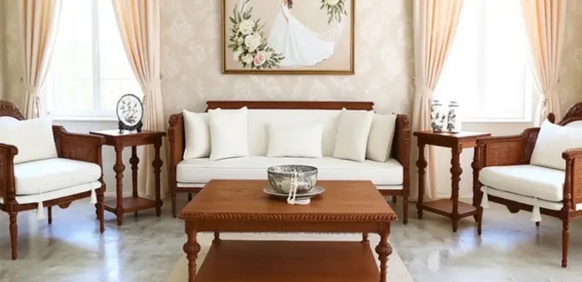 بهترین مبل برای جهیزیه عروس | انتخابی شیک، کاربردی و ماندگار انتخاب بهترین مبل برای جهیزیه عروس یکی از مهم‌ترین بخش‌های چیدمان خانه‌ تازه‌عروس‌هاست؛ انتخابی که نه‌تنها زیبایی سالن پذیرایی را تعیین می‌کند، بلکه شخصیت و سلیقه‌ی زوج جوان را هم به نمایش می‌گذارد. مبل، قلب دکوراسیون خانه است؛ جایی که مهمان‌ها اولین نگاهشان را به آن می‌اندازند و خودِ عروس و داماد بیشترین زمان را در آن می‌گذرانند. به همین دلیل، انتخاب یک مبل مناسب چه کلاسیک، چه مدرن و چه سلطنتی باید با دقت، شناخت و توجه به سبک زندگی انجام شود. وقتی صحبت از جهیزیه می‌شود، ملاک تنها زیبایی نیست؛ دوام، کیفیت، رنگ‌بندی هماهنگ و راحتی واقعی همه جزئیاتی هستند که بهترین مبل جهیزیه را از مدل‌های معمولی متمایز می‌کنند. اگر درست انتخاب شود، یک دست مبل خوب می‌تواند سال‌ها بدون افت کیفیت در کنار عروس و داماد باقی بماند و بخشی از خاطرات شیرین زندگی مشترک آنها باشد. کدام سبک مبل برای جهیزیه عروس مناسب است؟ یکی از مهم‌ترین نکات در راهنمای خرید جهیزیه عروس، انتخاب مدل مناسب مبل است. برای این کار باید ابتدا سبک دکوراسیون خانه را مشخص کنید تا بتوانید مبلمانی هماهنگ با آن انتخاب کنید. در ادامه، سه مدل پرطرفدار مبل را معرفی می‌کنیم تا به شما در انتخاب بهتر کمک کنیم. مبل استیل عروس؛ انتخابی مجلل و ماندگار اگر به دنبال مبلی باشکوه و تشریفاتی هستید، مبل استیل یا همان سلطنتی یکی از انتخاب‌های محبوب برای جهیزیه عروس محسوب می‌شود. این مدل با استفاده از چوب فراوان و منبت‌کاری‌های دقیق تولید می‌شود و به همین دلیل: • ظاهری لوکس و چشمگیر دارد • دوام بالایی ارائه می‌دهد • تا سال‌ها بدون افت کیفیت باقی می‌ماند البته باید به این نکته هم توجه داشت که مبل استیل قیمت بالاتری نسبت به سایر مدل‌ها دارد و به دلیل ابعاد بزرگ‌تر، برای خانه‌های کوچک مناسب نیست. همچنین سطح راحتی آن نسبت به مبل راحتی کمتر است. اما اگر فضای کافی دارید و زیبایی مجلسی برایتان اولویت است، مبل استیل بهترین انتخاب خواهد بود. مبل ال عروس؛ مناسب فضاهای کوچک و دکوراسیون مدرن مبل‌های L شکل از ترندهای محبوب جهیزیه عروس به حساب می‌آیند. این مدل‌ها با طراحی هوشمندانه، فضای کمی اشغال می‌کنند و در عین حال ظرفیت نشیمن بالایی دارند. اگر فضای سالن کوچک است یا دکوراسیون خانه مدرن و مینیمال طراحی شده، مبل ال بهترین گزینه محسوب می‌شود. ویژگی‌های جذاب مبل ال برای جهیزیه: • استفاده بهینه از فضا • راحتی فوق‌العاده در استراحت روزانه • تنوع بالا در رنگ و پارچه • قابلیت چیدمان در گوشه سالن مبل راحتی عروس؛ محبوب، اقتصادی و همیشه کاربردی برای بیشتر زوج‌های جوان، مبل راحتی جدید بهترین انتخاب جهیزیه است. طراحی جمع‌وجور، نرمی و راحتی بالا و هماهنگی با دکورهای مدرن باعث شده این مدل یکی از پردرخواست‌ترین گزینه‌ها برای خانه‌های امروزی باشد.اگر متراژ خانه کم است، مبل راحتی علاوه بر راحتی، باعث می‌شود فضا بازتر و دلبازتر دیده شود. مزیت مهم دیگر آن قیمت مناسب‌تر نسبت به مبل استیل و حتی برخی مدل‌های کلاسیک است. مبل ترکیبی عروس؛ تلفیقی از راحتی و زیبایی برخی خانواده‌ها ترجیح می‌دهند پذیرایی خانه ترکیبی از مبل راحتی و نیم‌ست مجلسی باشد. این سبک چیدمان علاوه بر زیبایی، نیازهای روزمره و مهمانی‌ها را هم به‌خوبی پوشش می‌دهد. مبل ترکیبی برای عروس‌هایی که به‌دنبال دکور خاص و متفاوت هستند، گزینه‌ای هوشمندانه محسوب می‌شود. مبل کلاسیک عروس؛ ظریف، شیک و مناسب خانه‌های متوسط اگر به دنبال مدلی بین استیل و راحتی هستید، مبل کلاسیک دقیقاً همان انتخاب طلایی شماست. این مدل با چوب کمتر اما طراحی هنرمندانه ساخته می‌شود و ظاهری شیک‌تر و جمع‌وجورتر از مبل استیل دارد.پیشنهاد می‌شود برای خانه‌هایی با فضای متوسط، سراغ مدل‌هایی بروید که چوب‌کاری ظریف‌تر و طراحی مینیمال‌تری دارند. در سال‌های اخیر مبل کلاسیک ترکیه‌ای با ترکیب پارچه مخمل، چرم و کوسن‌های رنگی، محبوبیت زیادی پیدا کرده و جلوه‌ای متفاوت به دکوراسیون جهیزیه می‌دهد. چه معیارهایی در انتخاب مبل جهیزیه عروس مهم است؟ در انتخاب مبل جهیزیه عروس همه چیز از یک نکته کوچک شروع می‌شود: سلیقه و سبک زندگی زوجی که می‌خواهند خانه‌ای تازه بسازند. از دوام چوب و کیفیت دوخت گرفته تا راحتی نشیمن و هماهنگی با دکوراسیون، هر جزئیات می‌تواند روی زیبایی و ماندگاری جهیزیه تأثیر بگذارد. زمانی که این معیارها را درست انتخاب کنید، مبل فقط یک وسیله نیست؛ تبدیل می‌شود به قلب خانه‌ای که قرار است سال‌ها در آن خاطره بسازید. راحتی یا زیبایی ؟ برای شما کدام اهمیت دارد؟ پس از مشخص شدن سبک دکوراسیون، مهم‌ترین مرحله تصمیم‌گیری بین راحتی مبل و زیبایی ظاهر آن است. در واقع باید ببینید هدف اصلی شما از خرید مبل چیست. اگر می‌خواهید فضای پذیرایی جلوه‌ای شیک، تشریفاتی و چشمگیر داشته باشد، قطعاً مدل‌هایی مثل مبل استیل یا مبل کلاسیک انتخاب‌های مناسب‌تری هستند. این مبل‌ها ظاهری زیبا، رسمی و باوقار دارند و برای خانه‌هایی با پذیرایی بزرگ ایده‌آل‌اند. حتی برخی مدل‌های راحتی با طراحی شبه‌استیل نیز می‌توانند ترکیبی جذاب از زیبایی و سادگی ارائه دهند. اما اگر اولویت اصلی شما استفاده روزمره و راحتی نشیمن است، پیشنهاد می‌شود تمرکزتان را روی مبل‌های راحتی بگذارید. مدل‌هایی مثل مبل ال یا مبل تختخواب‌شو برای خانواده‌های جوان و فضاهای مدرن بهترین جواب را می‌دهند. مبل ال با چیدمان صحیح می‌تواند فضایی منظم، کاربردی و در عین حال شیک ایجاد کند. در نهایت این شما هستید که باید تصمیم بگیرید خانه‌تان بیشتر به زیبایی نیاز دارد یا راحتی یا شاید ترکیبی از هر دو. بهترین رنگ مبلمان جهیزیه عروس وقتی معیارهای انتخاب مبل را بهتر شناختید، انتخاب رنگ مناسب ساده‌تر خواهد بود. معمولاً برای جهیزیه عروس، رنگ‌های خنثی محبوب‌ترین گزینه‌ها محسوب می‌شوند؛ زیرا با اکثر سبک‌های دکوراسیون سازگارند. رنگ‌هایی مانند طوسی، کرم، شیری، فیلی، خاکی و بژ همیشه ظاهر شیک و آرامش‌بخشی ایجاد می‌کنند.اگر فضای خانه کوچک، کم‌نور یا شلوغ است، رنگ‌های روشن کمک می‌کنند سالن بزرگ‌تر و خلوت‌تر دیده شود. برای خانه‌های بزرگ‌تر دستتان در انتخاب رنگ بازتر است؛ اما همچنان رنگ‌های ملایم مثل آبی روشن، سبز کمرنگ و نسکافه‌ای جلوه‌ای دلنشین‌تر می‌سازند.نکته مهم این است که نیازی نیست رنگ مبل دقیقاً با تک‌تک وسایل خانه همسان باشد. گاهی ترکیب رنگ‌های متضاد باعث خلق فضایی سرزنده و جذاب می‌شود. همچنین استفاده از کوسن‌های طرح‌دار یا رنگی می‌تواند ظاهر مبلمان جهیزیه را بسیار چشمگیرتر کند و حال‌وهوای فضای نشیمن را تغییر دهد. هماهنگی مبلمان جهیزیه با وسایل دکوری؛ راز یک چیدمان حرفه‌ای خانهٔ نوعروس همیشه به‌دلیل نو بودن وسایل، جذابیت خاصی دارد؛ اما اگر رنگ مبلمان و وسایل دکوری با‌ هم هماهنگ باشند، این جذابیت چند برابر می‌شود. هارمونی میان رنگ مبلمان با کفپوش، فرش، پرده و میزهای دکوری باعث ایجاد نظم بصری و حس آرامش می‌شود. اگر ست کردن کامل رنگ‌ها باب میل شما نیست، می‌توانید از رنگ‌های هم‌طیف و نزدیک به یکدیگر استفاده کنید. ترکیباتی مانند کرم، فیلی، نسکافه‌ای، شتری و نباتی همیشه چیدمانی متعادل و گرم ایجاد می‌کنند. از طرفی، اگر به دنبال جلوه‌ای چشمگیر هستید، ترکیب رنگ‌های متضاد—مثلاً طوسی و خردلی یا کرم و سبز زمردی—نیز انتخاب‌های جذابی هستند. توجه به همین جزئیات ساده می‌تواند جهیزیه شما را بسیار حرفه‌ای‌تر و متفاوت‌تر نشان دهد. اهمیت انتخاب مبل با توجه به متراژ نشیمن یکی از مهم‌ترین فاکتورها در خرید مبل جهیزیه، توجه به متراژ فضای نشیمن است. در خانه‌های بزرگ، انتخاب تقریباً آزاد است و می‌توانید از مبل‌های استیل، کلاسیک، راحتی یا ترکیبی استفاده کنید. اما در خانه‌های کوچک، انتخاب باید دقیق‌تر باشد.در فضاهای کوچک، مبل‌های حجیم و سلطنتی نه‌تنها جاگیر هستند، بلکه فضای نشیمن را شلوغ و تنگ جلوه می‌دهند. در چنین شرایطی، بهترین انتخاب مبل ال، مبل راحتی کم‌جا یا مدل‌های ماژولار است. این مدل‌ها هم کاربردی‌اند و هم به‌راحتی در چیدمان‌های کوچک جا می‌گیرند و فضای خانه را دلبازتر نشان می‌دهند. چگونه بودجه مناسب برای خرید مبل جهیزیه تعیین کنیم؟ پیش از تصمیم‌گیری نهایی، تعیین بودجه یک مرحله کاملاً ضروری است. بررسی حدود قیمت انواع مبلمان و شناخت بهترین زمان خرید مبل با تخفیف کمک می‌کند بدون استرس و تحت تأثیر حرف فروشندگان، خریدی منطقی انجام دهید. چون هزینه تهیه جهیزیه زیاد است، مدیریت بودجه از اهمیت بالایی برخوردار می‌شود.اگر قصد دارید برای مبلمان جهیزیه هزینه قابل‌توجهی اختصاص دهید، می‌توانید سراغ مدل‌های برند، سلطنتی یا کلاسیک لوکس بروید. این مبل‌ها معمولاً کیفیت و طراحی ویژه‌تری دارند اما قیمت بالاتری نیز می‌طلبند. در مقابل، اگر به دنبال گزینه‌ای اقتصادی‌تر هستید، مبل‌های راحتی مدرن نه‌تنها قیمت مناسب‌تری دارند، بلکه برای استفاده روزانه نیز بسیار کاربردی‌اند.به خاطر داشته باشید که مبل‌هایی با طراحی خاص، چوب مرغوب و پارچه‌های باکیفیت معمولاً گران‌تر هستند. بنابراین اگر بودجه محدود دارید، بهتر است میان زیبایی، کیفیت و تعداد اجزای سرویس مبل تعادل برقرار کنید تا انتخابی هوشمندانه داشته باشید. برای تعیین بودجه خود می توانید مقاله لیست کامل جهیزیه عروس 1404 را مطالعه نمایید. نکات کلیدی برای انتخاب بهترین مبل جهیزیه عروس انتخاب بهترین مبل برای جهیزیه عروس نیازمند توجه به چند فاکتور مهم است؛ از جمله هماهنگی با متراژ خانه، کیفیت ساخت، راحتی و رنگ‌بندی متناسب با دکوراسیون. وقتی این نکات رعایت شوند، مبل نه‌تنها جلوه‌ای شیک و جذاب به فضای نشیمن می‌دهد، بلکه سال‌ها کاربردی و راحت باقی می‌ماند و تجربه‌ای دلنشین برای لحظات دورهمی و استراحت روزمره ایجاد می‌کند. ۱. هماهنگی با ابعاد و چیدمان خانه پیش از هر انتخاب، ابعاد دقیق فضای نشیمن را اندازه‌گیری کنید. اگر خانه کوچک است، مدل‌های جمع‌وجور، مبل‌های ال‌شکل یا کاناپه‌های تخت‌خواب‌شو می‌توانند فضای شما را بسیار کاربردی‌تر کنند. این مدل‌ها علاوه بر صرفه‌جویی در فضا، طراحی مدرن‌تر و انعطاف‌پذیری بیشتری برای چیدمان دارند. ۲. کیفیت ساخت و جنس متریال دوام مبل در گرو کیفیت پارچه و استحکام چوب یا فلز به‌کاررفته در ساخت آن است. پارچه‌های بادوام، ضدلکه و چوب‌های مقاوم، انتخاب‌هایی هوشمندانه برای جهیزیه محسوب می‌شوند. برندهایی مانند مافی وود با استفاده از متریال مرغوب و طراحی‌های اختصاصی، خیالتان را از بابت طول عمر و کیفیت مبل راحت می‌کنند. ۳. انتخاب رنگ مناسب و هماهنگ با دکوراسیون رنگ مبل تأثیر زیادی بر جذابیت فضای داخلی دارد. انتخاب رنگ‌های خنثی مثل طوسی، کرم یا بژ همیشه گزینه‌ای مطمئن و پرطرفدار است، زیرا به‌سادگی با انواع سبک‌های دکوراسیون هماهنگ می‌شوند و هیچ‌وقت از مد نمی‌افتند. ۴. امکان سفارش‌سازی مطابق سلیقه داشتن قابلیت سفارشی‌سازی یعنی شما می‌توانید رنگ، جنس پارچه، ابعاد و حتی طراحی دسته و پایه را مطابق سلیقه خود انتخاب کنید. مافی وود با ارائه خدمات تولید سفارشی، این امکان را فراهم می‌کند که دقیقا همان مدلی را تحویل بگیرید که در ذهن دارید و هر جزئیات کوچک مبلمان، به طور کامل با نیاز و سبک دکوراسیون شما هماهنگ باشد. ۵. اول خانه را انتخاب کنید، بعد مبل را بخرید تنها با دیدن فضای واقعی نشیمن و اتاق‌ها می‌توانید تصمیم بگیرید چه مدل، چه ابعاد و چه رنگی بیشترین هماهنگی را با چیدمان خانه دارد. این کار به شما کمک می‌کند از خرید مبل‌های حجیم یا نامتناسب جلوگیری کنید و فضایی راحت، دلباز و زیبا خلق کنید که سال‌ها کاربردی و جذاب باقی بماند. ۶.اهمیت متراژ خانه در انتخاب مبل جهیزیه انتخاب بهترین مبل جهیزیه عروس قبل از هر چیز به متراژ خانه بستگی دارد. حتی شیک‌ترین و لوکس‌ترین مبل کلاسیک نیز اگر با ابعاد فضای نشیمن هماهنگ نباشد، زیبایی خود را از دست می‌دهد و اتاق را شلوغ و خسته‌کننده نشان می‌دهد. علاوه بر متراژ نشیمن، حتماً مسیرهای حمل‌ونقل مثل راهروها، پاگردها و ورودی منزل را هم بررسی کنید تا هنگام جابه‌جایی دچار دردسر نشوید. نتیجه گیری: در نهایت، انتخاب بهترین مبل برای جهیزیه عروس فراتر از یک خرید ساده است؛ این تصمیم قلب دکوراسیون خانه‌ی تازه‌عروس را شکل می‌دهد و فضایی گرم، شیک و کاربردی ایجاد می‌کند. انتخاب درست مبل یعنی ترکیبی از زیبایی، راحتی و دوام که بتواند سال‌ها همراه شما باشد و در عین حال جلوه‌ای متفاوت به خانه بدهد. نکاتی مانند هماهنگی با سبک دکوراسیون، تناسب با متراژ خانه، جنس و کیفیت ساخت، رنگ‌بندی مناسب و قابلیت سفارشی‌سازی نقش مهمی در خریدی موفق دارند و هر کدام می‌توانند تجربه استفاده از مبل را بهینه کنند. به عنوان مثال، اگر فضای خانه کوچک است، انتخاب مبل‌های جمع‌وجور یا مبل ال می‌تواند علاوه بر راحتی، فضای خانه را بازتر و دلبازتر نشان دهد؛ و اگر به دنبال جلوه‌ای لوکس و تشریفاتی هستید، مدل‌های کلاسیک یا استیل گزینه‌های مناسبی خواهند بود. در این میان، برندهایی مانند باروس با ارائه طراحی‌های متنوع، کیفیت بالای ساخت و امکان تولید سفارشی، این امکان را فراهم می‌کنند که مبلی دقیقاً مطابق سلیقه و نیاز شما داشته باشید. با انتخاب هوشمندانه، مبل نه تنها وسیله‌ای برای نشستن، بلکه قلب دکوراسیون و سرمایه‌ای برای سال‌ها خاطره شیرین در خانه‌ی تازه‌عروس خواهد بود.